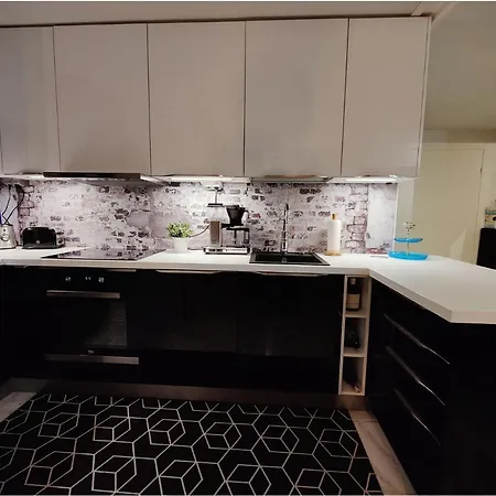 Lutakko Harbour Home - Stylish 2-Bedroom Suite With Sauna & Free Parking *